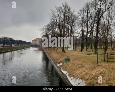 Das Flussufer und Blick auf die Ingenieur-Burg, die Michaelisburg, die Michailowski-Burg, eine ehemalige königliche Residenz, die im 18. Jahrhundert erbaut wurde, Stockfoto