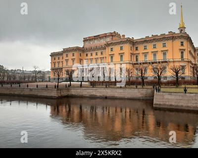 Michaelisburg, Michailowski-Burg, Ingenieurschloss, eine ehemalige königliche Residenz aus dem 18. Jahrhundert, die Nordfassade und der Fluss. Stockfoto