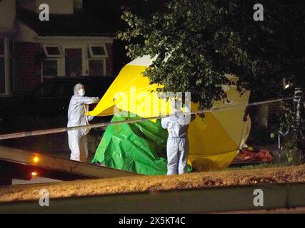 Aktenfoto vom 08/22 von forensischen Offizieren am Tatort nahe der Cayton Road, Greenford, im Westen Londons, wo Thomas O’Halloran erstochen wurde. Der ehemalige Gefangene Lee Byer, der fünf Tage nach seiner Freilassung O'Halloran tötete, wurde im Old Bailey zu einer unbefristeten Krankenhausverfügung verurteilt. Ausgabedatum: Freitag, 10. Mai 2024. Stockfoto