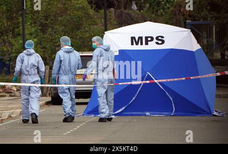 Aktenfoto vom 08/22 von forensischen Offizieren am Tatort in der Nähe der Cayton Road, Greenford, im Westen Londons, wo Thomas O’Halloran erstochen wurde. Der ehemalige Gefangene Lee Byer, der fünf Tage nach seiner Freilassung O'Halloran tötete, wurde im Old Bailey zu einer unbefristeten Krankenhausverfügung verurteilt. Ausgabedatum: Freitag, 10. Mai 2024. Stockfoto