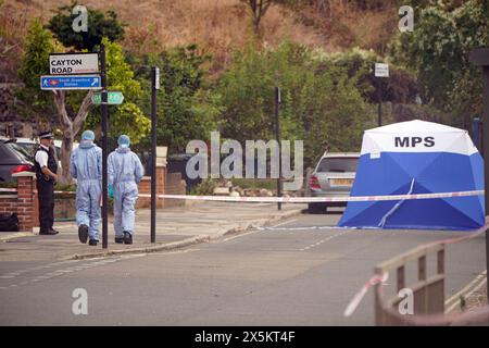 Aktenfoto vom 08/22 von forensischen Offizieren am Tatort in der Nähe der Cayton Road, Greenford, im Westen Londons, wo Thomas O’Halloran erstochen wurde. Der ehemalige Gefangene Lee Byer, der fünf Tage nach seiner Freilassung O'Halloran tötete, wurde im Old Bailey zu einer unbefristeten Krankenhausverfügung verurteilt. Ausgabedatum: Freitag, 10. Mai 2024. Stockfoto