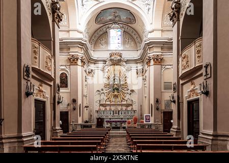 Hauptschiff der Kirche San Filippo Neri in Sulmona Stockfoto