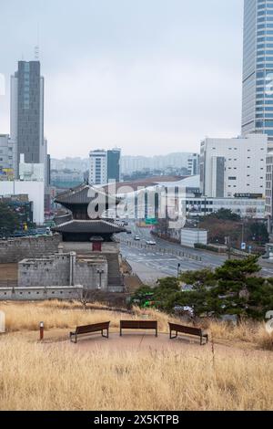 Seoul, Südkorea - 19. Februar 2023: Blick auf die Stadt vom Heunginjimun Park im Dongdaemun-Viertel von Seoul. Stockfoto