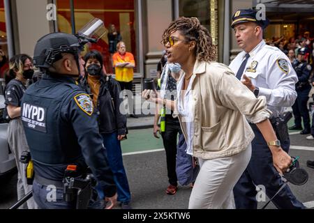 NEW YORK, NEW YORK – 09. MAI: Cresa Pugh, Professorin für Soziologie, spricht am 9. Mai 2024 in New York City vor der Polizei, nachdem Studenten außerhalb des pro-palästinensischen Lagers der New School-Fakultät auf dem Campus der Universität verhaftet wurden. Die Fakultät der Neuen Schule richtete das erste pro-palästinensische Lager ein, um Refaat Alareer, einen palästinensischen Professor, Dichter und Schriftsteller, zu erinnern, der im Dezember letzten Jahres bei einem israelischen Luftangriff getötet wurde. (Foto: Michael Nigro/SIPA USA) spricht nach der Verhaftung von Studenten außerhalb des pro-palästinensischen Lagers der Fakultät der New School an der universität an Stockfoto