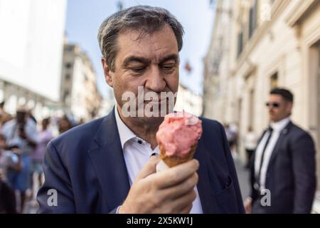 Rom, Italien. Mai 2024. Bayerns Ministerpräsident Markus Söder (CSU) isst bei einem Besuch in der Innenstadt Roms ein Eis. Quelle: Oliver Weiken/dpa/Alamy Live News Stockfoto