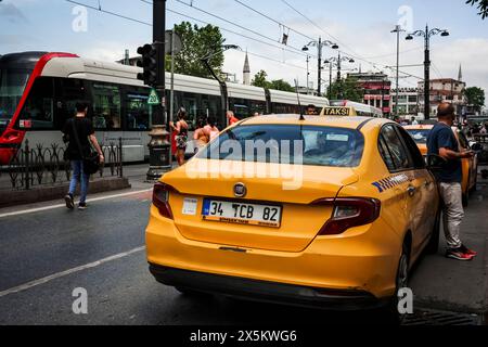 Ein Taxi, das in den geschäftigen Straßen Istanbuls geparkt wird, wartet auf die Ankunft des nächsten Kunden Stockfoto