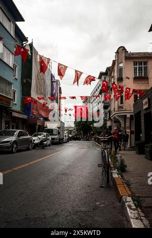 Eine Straße in istanbul, die mit türkischen Flaggen und einem Fahrrad am Straßenrand geschmückt ist Stockfoto