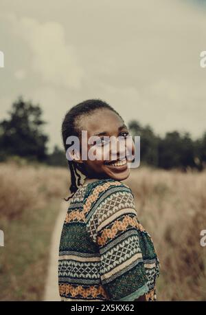 Nigeria, Bundesstaat Delta, Porträt einer Frau in gemustertem Kleid, die im Feld steht Stockfoto