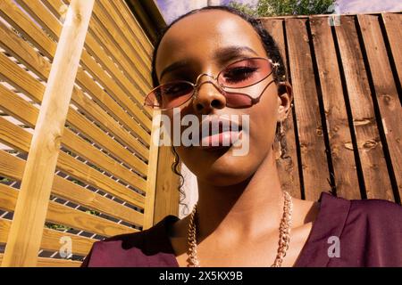 Großbritannien, London, Porträt einer stilvollen jungen Frau im Freien Stockfoto