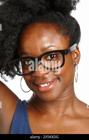Nahaufnahme einer lächelnden Frau mit Brille Stockfoto