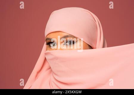 Studio-Porträt einer Frau in rosa Hijab Stockfoto