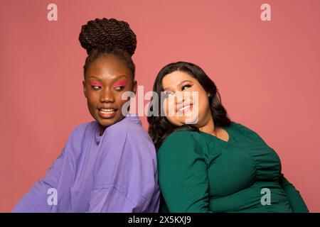 Studio-Aufnahme von zwei lächelnden Frauen Stockfoto