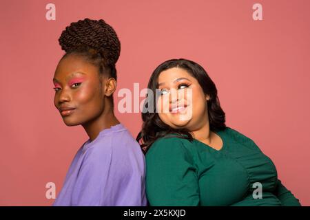 Studio-Aufnahme von zwei lächelnden Frauen Stockfoto