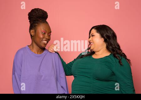 Studio-Aufnahme von zwei lächelnden Frauen Stockfoto