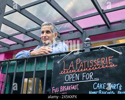 Porträt des Café-Besitzers auf der Terrasse Stockfoto