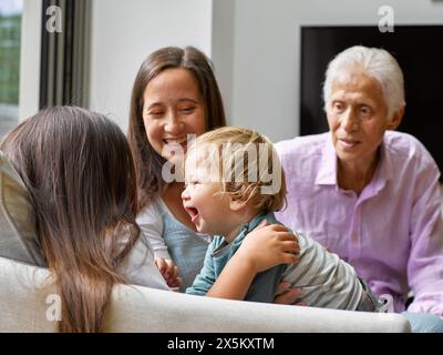 Mehrgenerationenfamilie auf Sofa Stockfoto