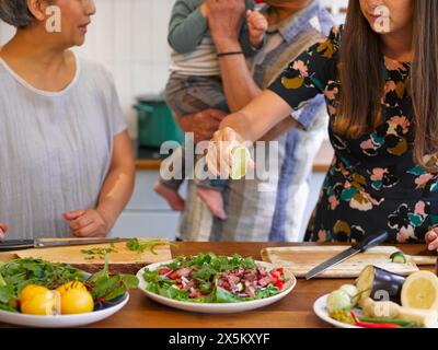 Nahaufnahme der Familie, die Essen in der Küche zubereitete Stockfoto