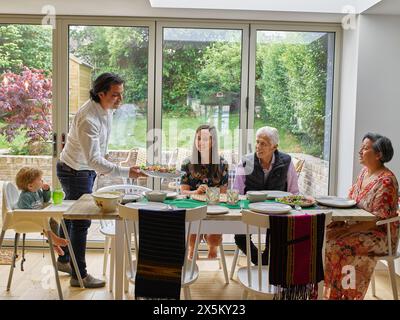 Familie beim Abendessen zusammen Stockfoto
