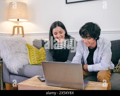 Bruder und Schwester haben Videoanrufe über Laptop Stockfoto