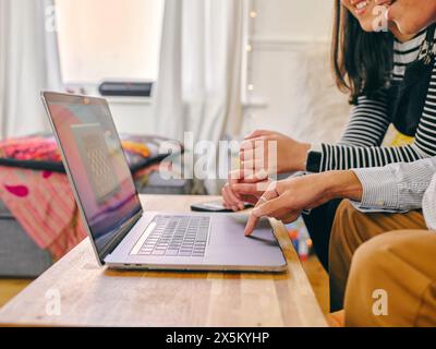 Bruder und Schwester mit laptop Stockfoto