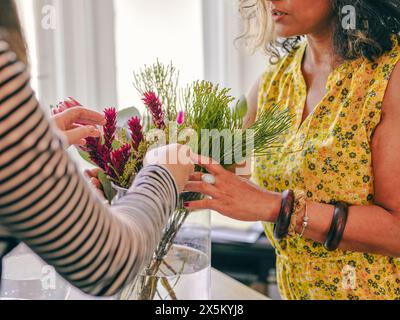 Frauen machen Blumenstrauß Stockfoto