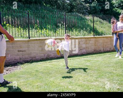 Vater mit Sohn spielt Fußball im Hinterhof Stockfoto