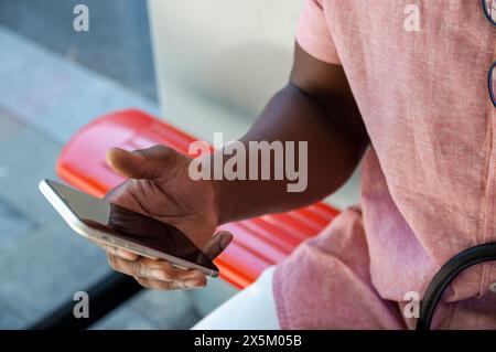 Nahaufnahme der Hand des Mannes, der das Smartphone hält Stockfoto