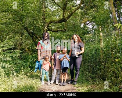 Porträt der Familie mit Kindern im Wald Stockfoto