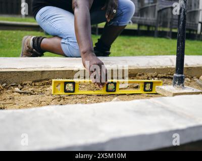 Frau, die Bauarbeiten im Garten macht Stockfoto