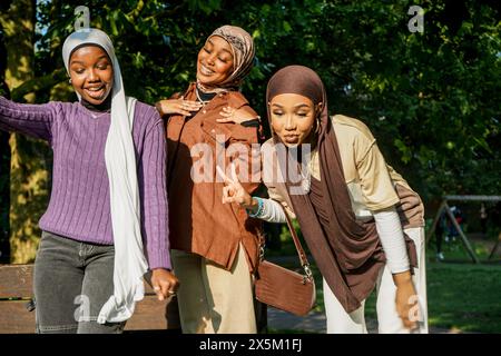 Großbritannien, London, Porträt von drei jungen Frauen, die Hijabs im Park tragen Stockfoto