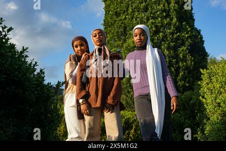 Großbritannien, London, Porträt von drei jungen Frauen, die im Freien Hijabs tragen Stockfoto