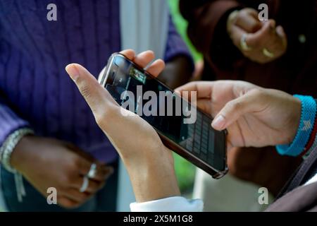 Großbritannien, London, Nahaufnahme von jungen Frauen in Hijabs mit Smartphone Stockfoto