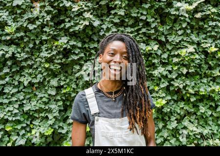 USA, Porträt einer lächelnden jungen Frau draußen Stockfoto