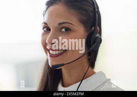 Callcenter, Portrait oder Inderin in Office Consulting für Versicherungen, faq oder kontaktieren Sie uns, crm oder b2b Networking. Outsourcing, Telekommunikation oder Face of Stockfoto