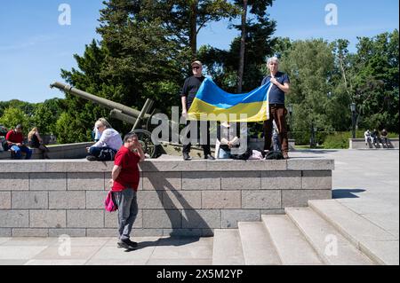 09.05.2024, Berlin, Deutschland, Europa - Pro-ukrainische Unterstuetzer protestieren mit ukrainischer Flagge gegen den russischen Angriffskrieg in der Ukraine, am Tag des sieges vor dem Sowjetischen Ehrenmal im Ortsteil Tiergarten am 79. Jahrestag des Belages der ehemaligen Sowjetunion und den Allierten ueber Nazi-Deutschland und dem Ende des Zweiten Weltkriegs. Auf Grund des anhaltenden Krieges in der Ukraine sind Flaggen und Fahnen mit russischem Bezug, Uniformen, Marsch- und Militaerlieder und Kennzeichen, die russischen Angriffskrieg auf die Ukraine verherrlichen nicht erlaubt. *** 09 0 Stockfoto