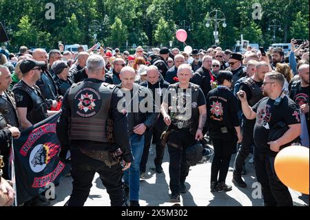 09.05.2024, Berlin, Deutschland, Europa - Mitglieder und Unterstuetzer des putin-nahen Rockerclubs Nachtwoelfe legen am Tag des Beleges vor dem Sowjetischen Ehrenmal im Ortsteil Tiergarten am 79. Jahrestag des Belages der ehemaligen Sowjetunion und den Allierten ueber Nazi-Deutschland und dem Ende des Zweiten Weltkriegs Blumen und Kraenze nieder und zollen den gefallenen russischen Soldaten ihren Respekt. Auf Grund des anhaltenden Krieges in der Ukraine sind Flaggen und Fahnen mit russischem Bezug, Uniformen, Marsch- und Militaerlieder und Kennzeichen, die russischen Angriffskrieg auf die UK Stockfoto