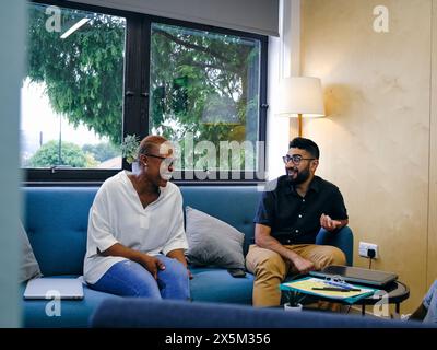 Mitarbeiter im Büro-Loungebereich Stockfoto