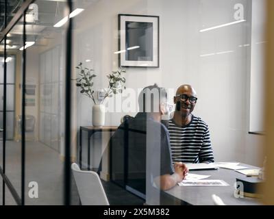 Zwei Männer reden im Büro Stockfoto