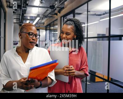 Zwei Frauen laufen im Flur Stockfoto