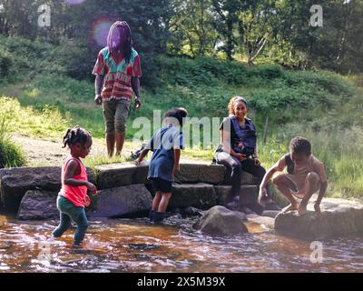 Großbritannien, Familie spielt im flachen Bach Stockfoto