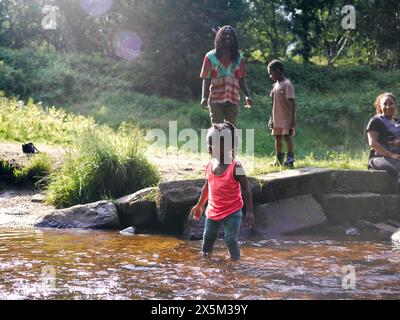 Großbritannien, Familie spielt im flachen Bach Stockfoto