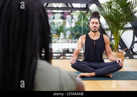Mann und Frau üben Pilates im Studio Stockfoto