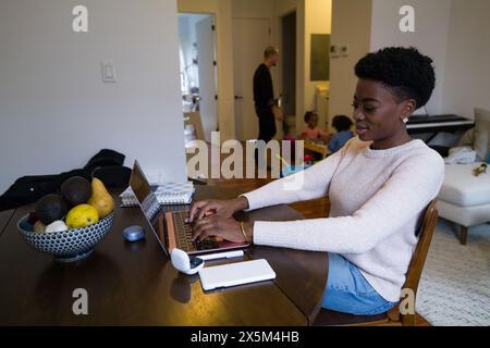 Frau am Laptop zu Hause arbeiten Stockfoto