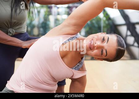 Lächelnde Frau, die Pilates im Studio übt Stockfoto