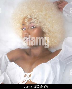 Porträt einer jungen Frau mit blondem Afro Stockfoto