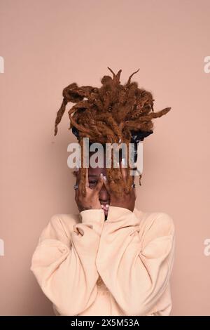 Studio Porträt der jungen Frau mit Dreadlocks Stockfoto