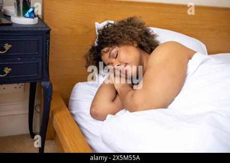 Frau schläft im Bett Stockfoto