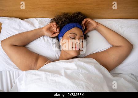 Blick auf die Frau, die im Bett schläft Stockfoto