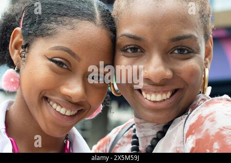 Nahaufnahme von zwei lächelnden Freunden Stockfoto