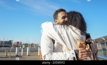 Lächelnde paar umarmt im freien Stockfoto